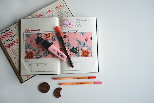 Vision book - like a vision board. Creative project. Learn to make a vision book. Photo by Estée Janssens on Unsplash